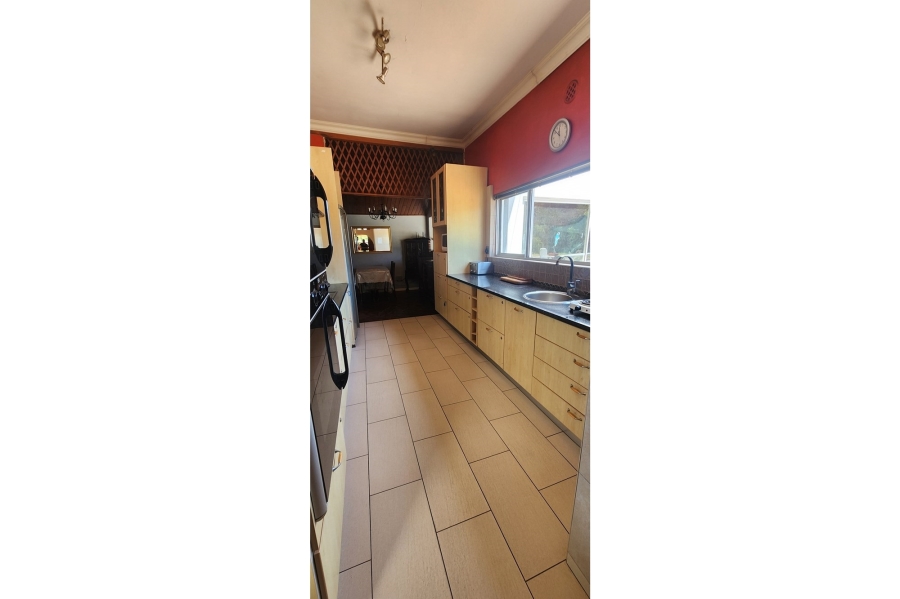 8 Bedroom Property for Sale in De La Haye Western Cape